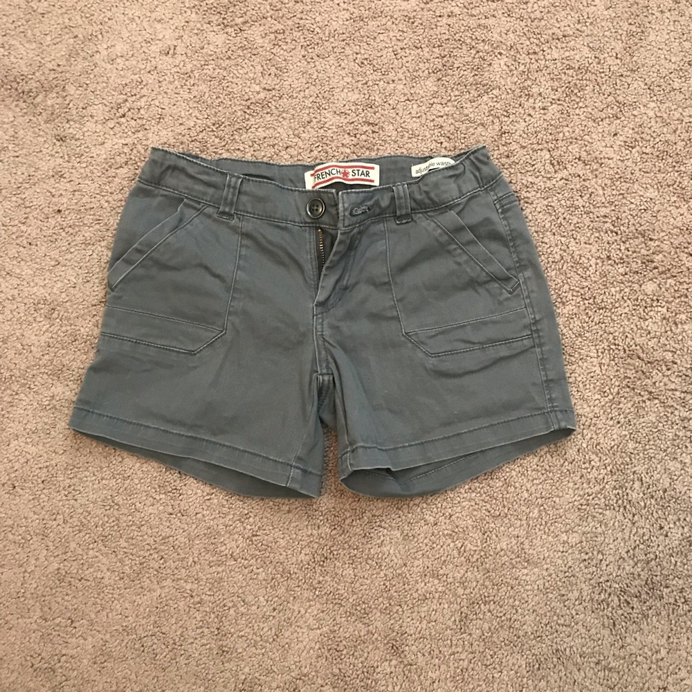 gray shorts